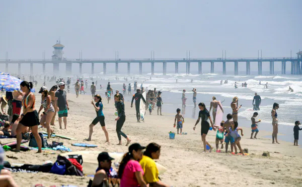 米西部ロサンゼルス郊外の海岸は海水浴客でにぎわっていた(25日)=ロイター