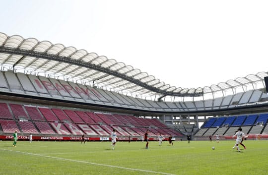 一般非公開で行われた鹿島と札幌の練習試合。生中継されて多くのファンを喜ばせた=共同