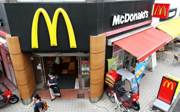 新型コロナ マック 国内全店舗で店内飲食を中止 日本経済新聞