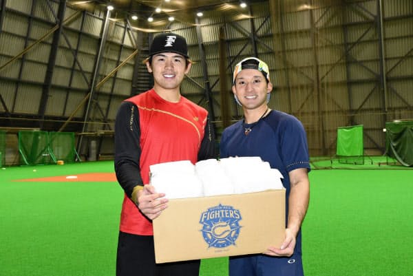 北海道日本ハムファイターズはマスク5万枚などを寄付する(左から清水優心選手、杉谷拳士選手)