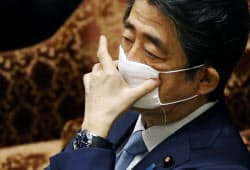 衆院予算委でマスク姿で質問を聞く安倍首相=28日午前 衆院予算委でマスク姿で質問を聞く安倍首相=28日午前