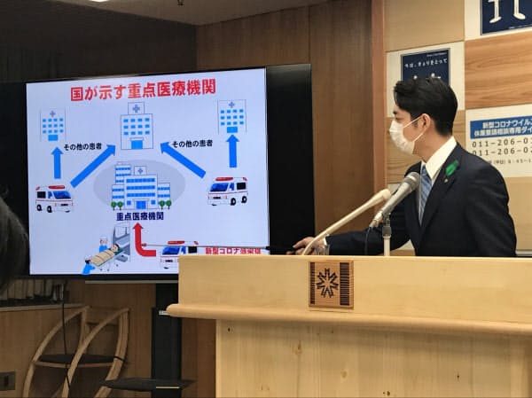 記者会見する北海道の鈴木直道知事(28日、道庁)