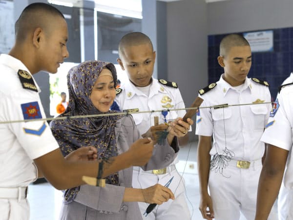 若年層の失業率は高く、先進国を目指す若者は多い。チレボンの国立水産学校では毎年700人の卒業生のうち4割が外国で働く(1月)