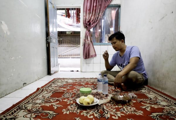 特定技能試験を受けた元実習生のムルヤディさん。配車サービスの運転手として家族を養うが「生活は苦しい」と再び日本を目指す(1月)