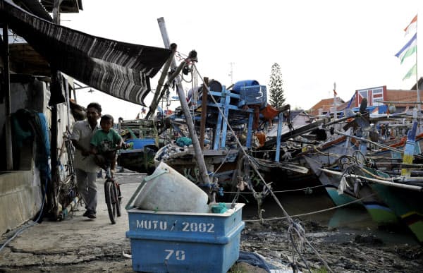 ジャカルタから約300キロ東にある地方都市チレボンの漁村。台湾や韓国で数年働いて貯金をし、帰国後に船を買う漁師が多いという(1月)