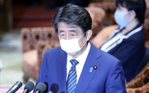 衆院予算委で答弁する安倍首相（29日）