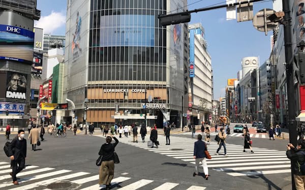 東京・渋谷のスクランブル交差点は、普段より人通りが大幅に減った（4月8日正午）