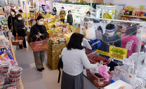 ステイホーム でも買い物客 スーパー前週比12 増 日本経済新聞
