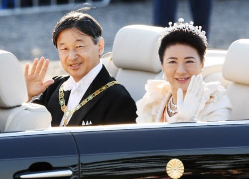沿道の人たちに手を振る天皇、皇后両陛下(2019年11月、東京都千代田区)