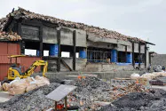 復元に向けた工事が始まった首里城北殿。火災後初めて重機が入った(2月、那覇市)=共同 復元に向けた工事が始まった首里城北殿。火災後初めて重機が入った(2月、那覇市)=共同
