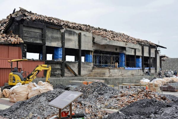 復元に向けた工事が始まった首里城北殿。火災後初めて重機が入った(2月、那覇市)=共同