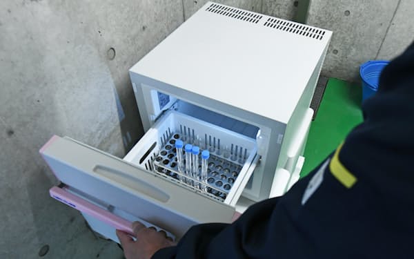 PCR検査のデモンストレーションで冷蔵庫に保管された試験管（神奈川県横須賀市）