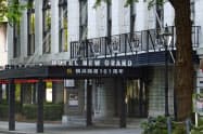 全館休業に踏み切ったホテル、ニューグランドの入り口。人の出入りがほとんどない(横浜市内) 全館休業に踏み切ったホテル、ニューグランドの入り口。人の出入りがほとんどない(横浜市内)