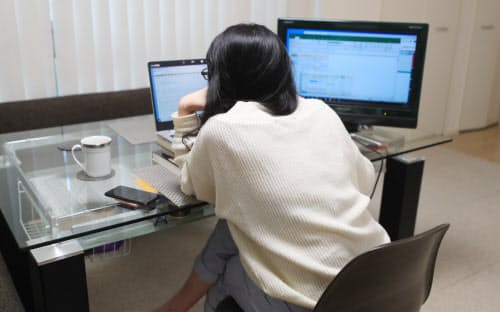 在宅勤務も広がってきた(パソコンに向かう会社員)