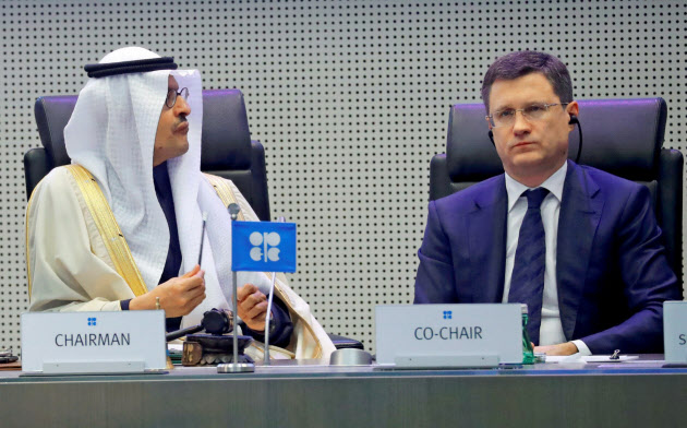 2019年12月のOPECプラスの会合に出席したサウジのアブドルアジズ・エネルギー相(左)とロシアのノワク・エネルギー相=ロイター 2019年12月のOPECプラスの会合に出席したサウジのアブドルアジズ・エネルギー相(左)とロシアのノワク・エネルギー相=ロイター