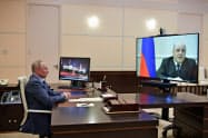 ロシアのミシュスチン首相(右)はテレビ会議でプーチン大統領に新型コロナ感染を報告した(30日、モスクワ郊外)=AP ロシアのミシュスチン首相(右)はテレビ会議でプーチン大統領に新型コロナ感染を報告した(30日、モスクワ郊外)=AP