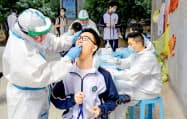 中国・武漢で学校に戻る前に検査を受ける生徒ら(30日)=ロイター 中国・武漢で学校に戻る前に検査を受ける生徒ら(30日)=ロイター