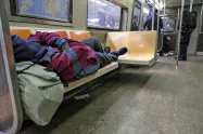 ニューヨーク市では地下鉄の車内で寝泊まりする人が増えていた=AP ニューヨーク市では地下鉄の車内で寝泊まりする人が増えていた=AP
