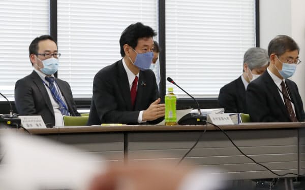 新型コロナウイルス感染症対策専門家会議であいさつする西村経財相(中)=1日、厚労省