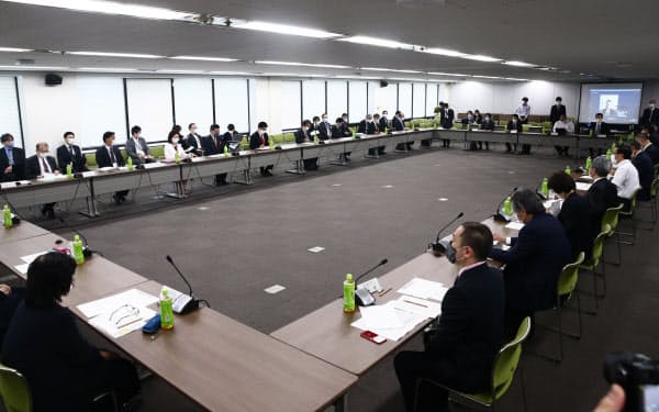 厚労省で開かれた新型コロナウイルス感染症対策専門家会議(1日午前)