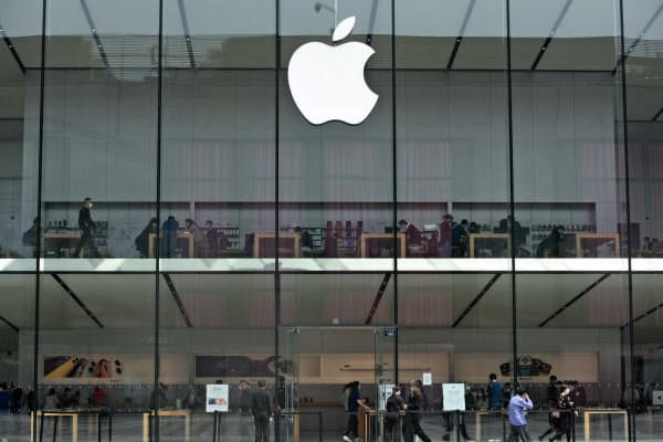 アップルは3月中旬までに中国本土の全ての直営店の営業を再開した（浙江省杭州市のアップルストア）