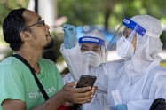 新型コロナウイルスの検査拡充も、早期の経済再開を可能にした一因に(4月23日、クアラルンプール近郊)=AP 新型コロナウイルスの検査拡充も、早期の経済再開を可能にした一因に(4月23日、クアラルンプール近郊)=AP