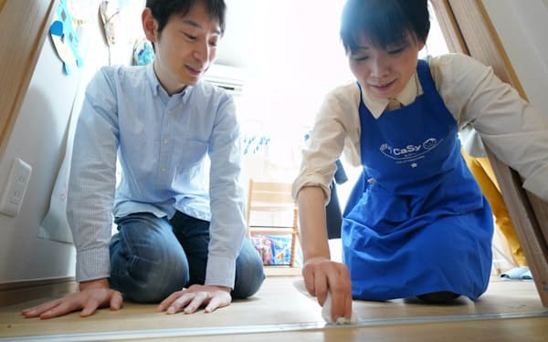 家事代行サービスを頼みがてら掃除のコツを教えてもらう加藤たけしさん(左)=東京都新宿区