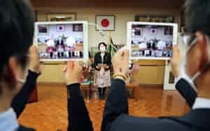 ビデオ通話アプリを活用して、始業式で2、3年生に向けて話す校長(福岡市の福岡西陵高) ビデオ通話アプリを活用して、始業式で2、3年生に向けて話す校長(福岡市の福岡西陵高)