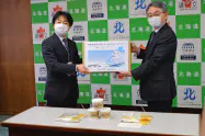 北海道庁で開いた贈呈式で(1日) 北海道庁で開いた贈呈式で(1日)