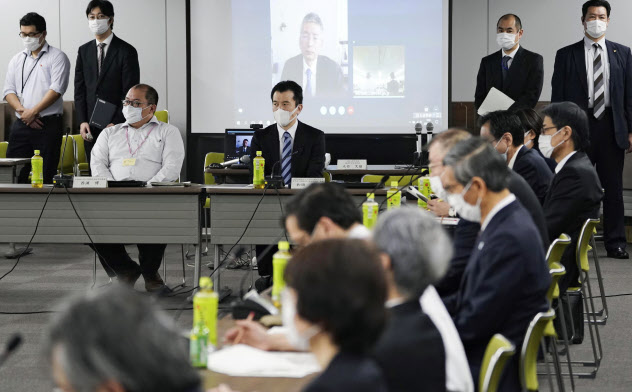 厚労省で開かれた新型コロナウイルス感染症対策専門家会議=1日(共同) 厚労省で開かれた新型コロナウイルス感染症対策専門家会議=1日(共同)