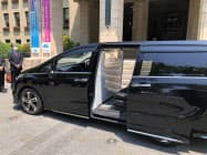 運転席のあるスペースと後部座席との間に壁を設けて感染リスクを低減(1日、静岡県庁で) 運転席のあるスペースと後部座席との間に壁を設けて感染リスクを低減(1日、静岡県庁で)