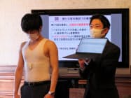 京都府庁でスマートウエアによる健康管理システムについて説明するミツフジの関係者 京都府庁でスマートウエアによる健康管理システムについて説明するミツフジの関係者