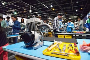 ヤマハ発動機は親子で実際のエンジンを分解、組み立てに取り組む教室を毎年開いている