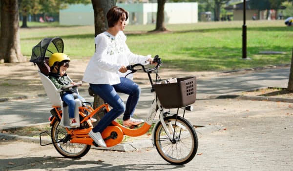 パナソニックは熱中症予防の観点から子乗せ電動自転車には日よけをつけた
