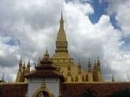 ビエンチャンの観光名所となっている寺院「タート・ルアン」(2017年) ビエンチャンの観光名所となっている寺院「タート・ルアン」(2017年)