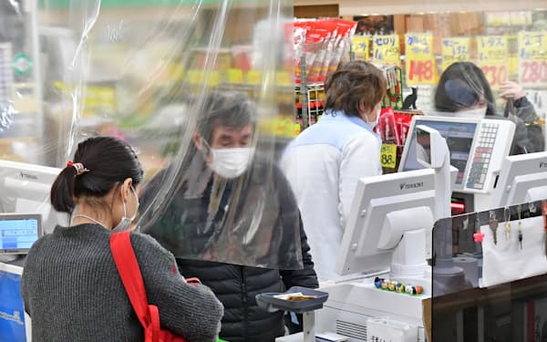 新型コロナウイルスの感染拡大に伴い、従業員と客を隔てるビニールカーテンを取り付けるスーパーが増えている（東京・板橋)