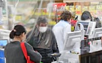 新型コロナウイルスの感染拡大に伴い、従業員と客を隔てるビニールカーテンを取り付けるスーパーが増えている（東京・板橋)