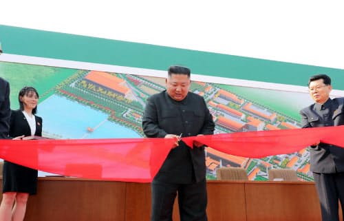 テープカットをする金正恩氏(中)。左側には実妹の金与正氏の姿も=朝鮮中央通信・朝鮮通信