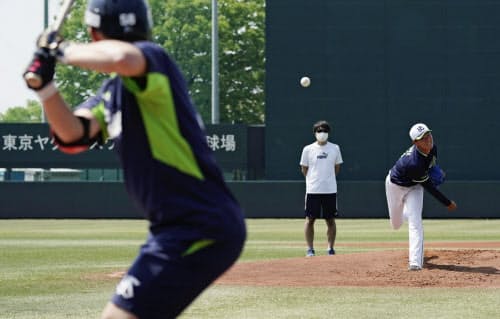 高津監督(中央)が見守る中で投球練習するヤクルト・奥川(2日、埼玉県戸田市)=球団提供・共同