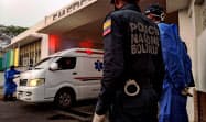 刑務所から負傷者を運び出す救急車(1日、ベネズエラ西部ポルトゥゲサ州)=ロイター 刑務所から負傷者を運び出す救急車(1日、ベネズエラ西部ポルトゥゲサ州)=ロイター