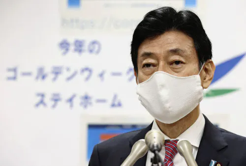 新型コロナウイルス感染症への対応について記者会見する西村経財相(3日午前、内閣府)=共同