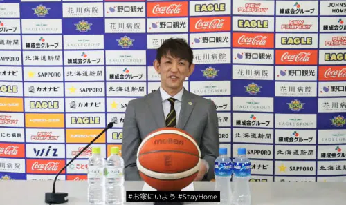 オンラインで引退記者会見するB1北海道の折茂武彦(3日、チーム公式ユーチューブより)=共同