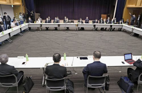 開催された新型コロナウイルス感染症対策専門家会議(4日午前、東京都千代田区)