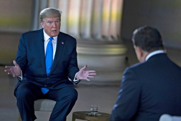 トランプ氏は追加の新型コロナ対策として、大型減税を検討すると表明した(3日、ワシントン市内)=AP