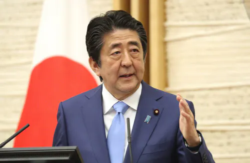 緊急事態宣言の延長を発表後、国民に協力を呼びかける安倍首相(4日、首相官邸)