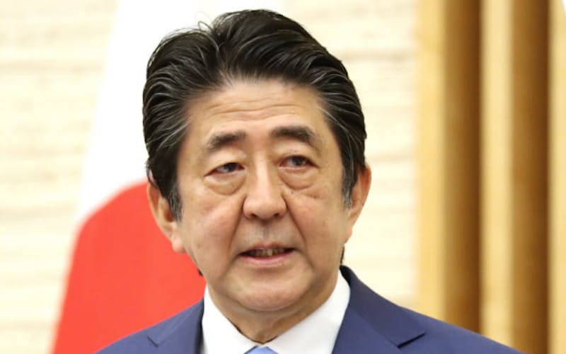 緊急事態宣言の延長を発表後、国民に協力を呼びかける安倍首相(4日、首相官邸) 緊急事態宣言の延長を発表後、国民に協力を呼びかける安倍首相(4日、首相官邸)