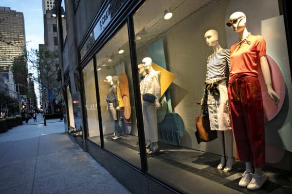 新型コロナの影響で店舗営業を休止している(米ニューヨークのJクルーの店舗)=AP