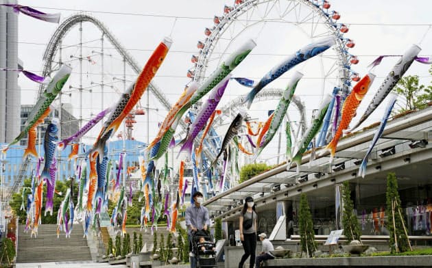 東京都文京区の複合レジャー施設「東京ドームシティ」に飾られたこいのぼり。緊急事態宣言下、訪れる家族連れの姿も少なかった(4日)=共同 東京都文京区の複合レジャー施設「東京ドームシティ」に飾られたこいのぼり。緊急事態宣言下、訪れる家族連れの姿も少なかった(4日)=共同