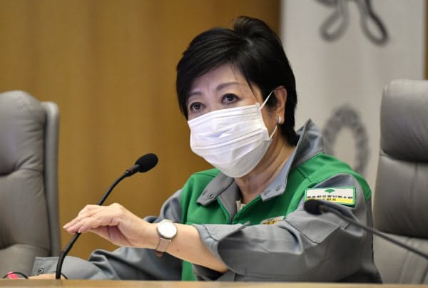 新型コロナウイルス感染症対策本部会議で発言する東京都の小池知事(5日、都庁)