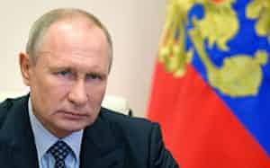 経済の悪化でプーチン大統領の表情は険しさを増す(4月29日、モスクワ郊外)=AP 経済の悪化でプーチン大統領の表情は険しさを増す(4月29日、モスクワ郊外)=AP